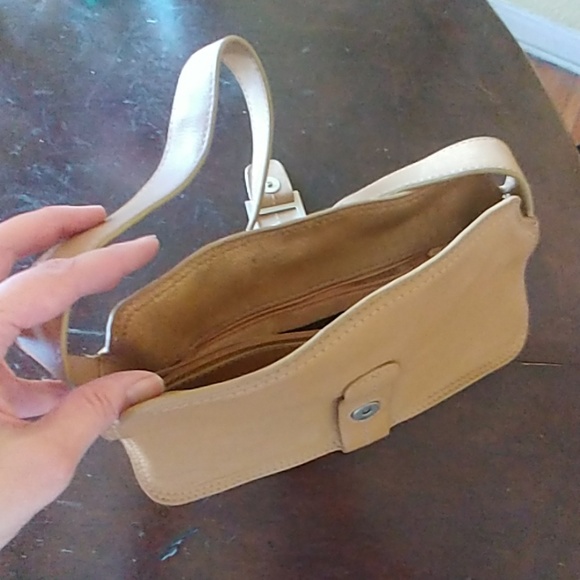 Kenneth Cole reaction tan leather purse - Picture 5 of 7